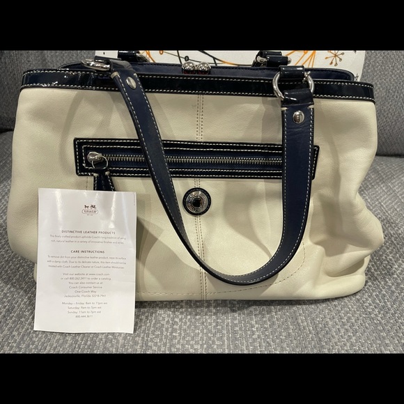 Vintage White Leather Blue Trim Coach Shoulder Bag - Picture 3 of 9